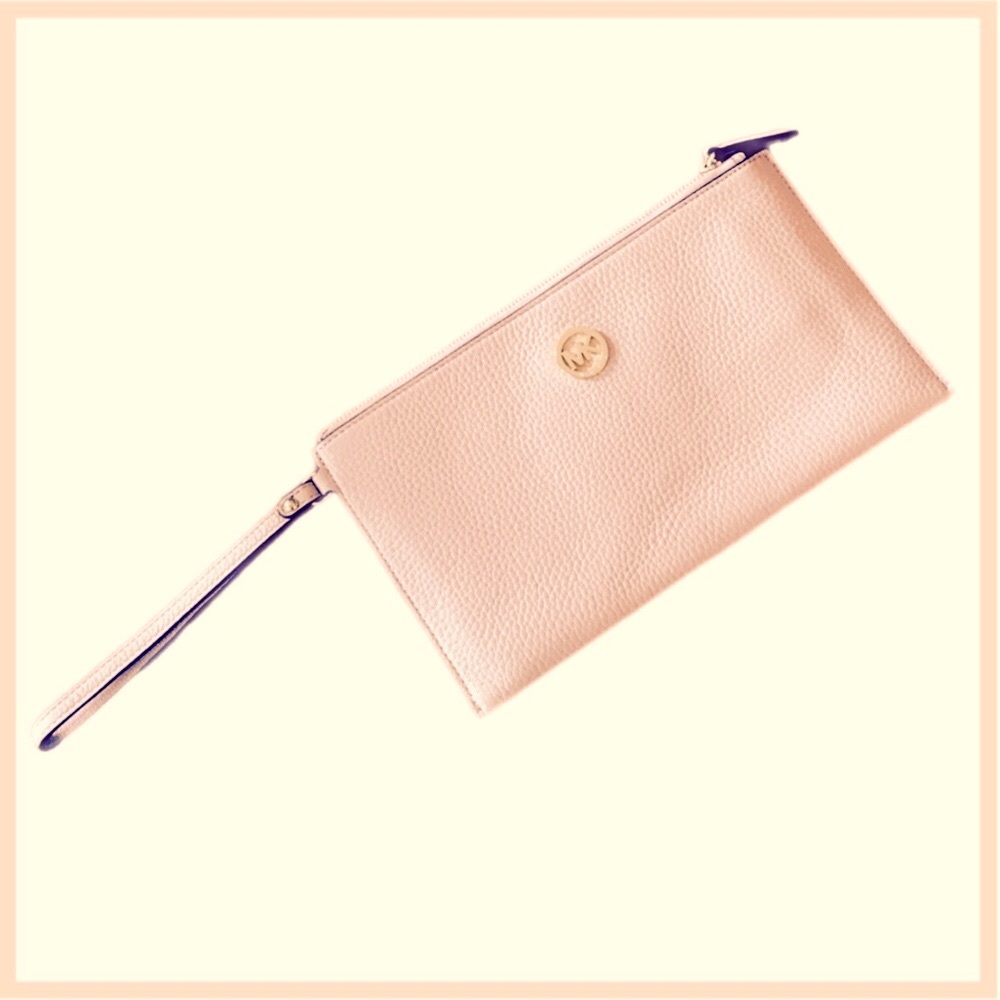 MK blush Fulton wristlet 👛